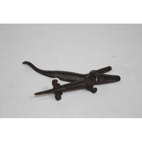 567 - NOVELTY 19TH CENTURY CAST IRON NUTCRACKER IN THE FORM OF A CROCODILE
23cm