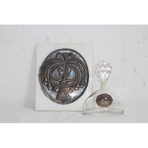 561 - SMALL MARBLE TILE WITH SILVER PLAQUE AND SCENT BOTTLE WITH BLANK SILVER CARTOUCHE
14 X 12CM