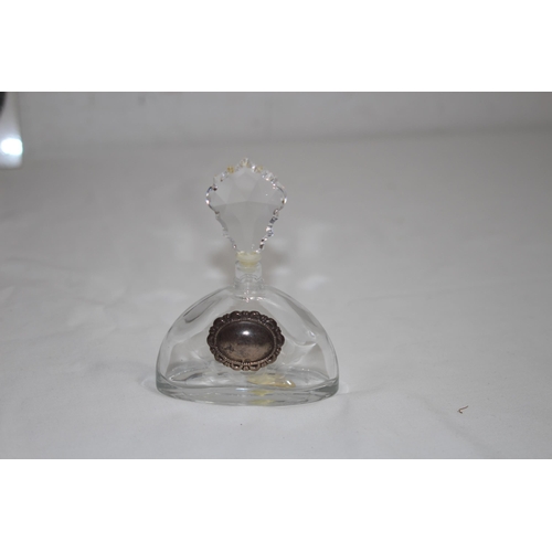 561 - SMALL MARBLE TILE WITH SILVER PLAQUE AND SCENT BOTTLE WITH BLANK SILVER CARTOUCHE
14 X 12CM