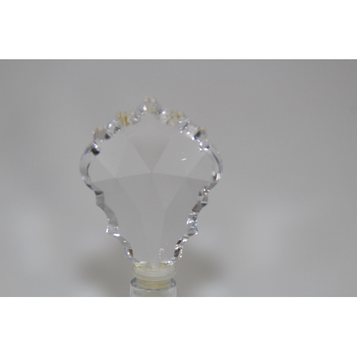 561 - SMALL MARBLE TILE WITH SILVER PLAQUE AND SCENT BOTTLE WITH BLANK SILVER CARTOUCHE
14 X 12CM