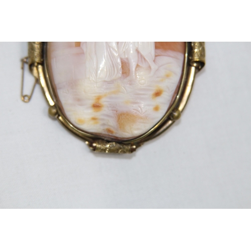 566 - VINTAGE BEAUTIFULLY CARVED CAMEO BROOCH