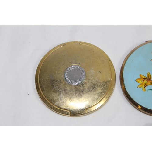 572 - COLLECTION OF COMPACTS, INC ENAMEL AND STRATTON EXAMPLES