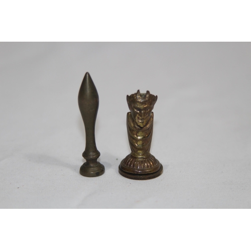 574 - NOVELTY VICTORIAN DEVIL FORM DESK SEAL AND A PLAIN SEAL