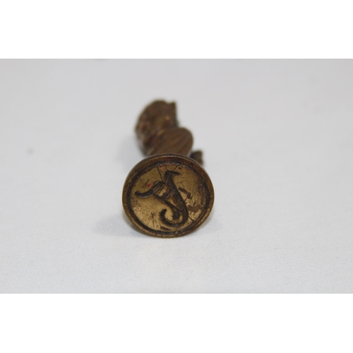 574 - NOVELTY VICTORIAN DEVIL FORM DESK SEAL AND A PLAIN SEAL