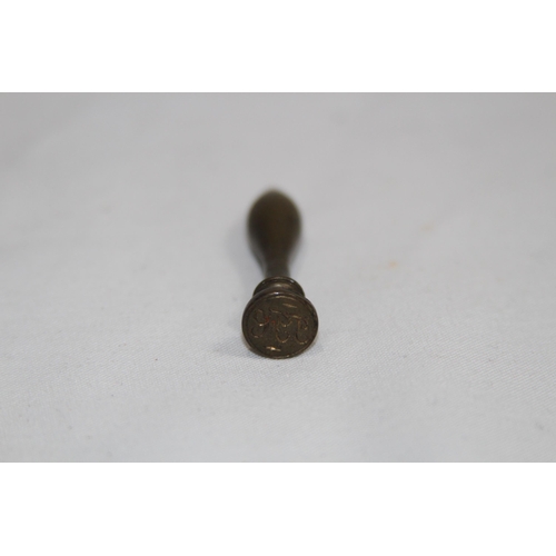 574 - NOVELTY VICTORIAN DEVIL FORM DESK SEAL AND A PLAIN SEAL