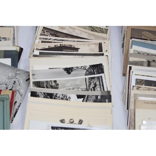 563 - COLLECTION OF VINTAGE POSTCARDS