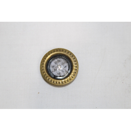 576 - VINTAGE BUTTON OR SHOE COMPASS