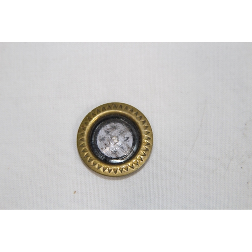 576 - VINTAGE BUTTON OR SHOE COMPASS