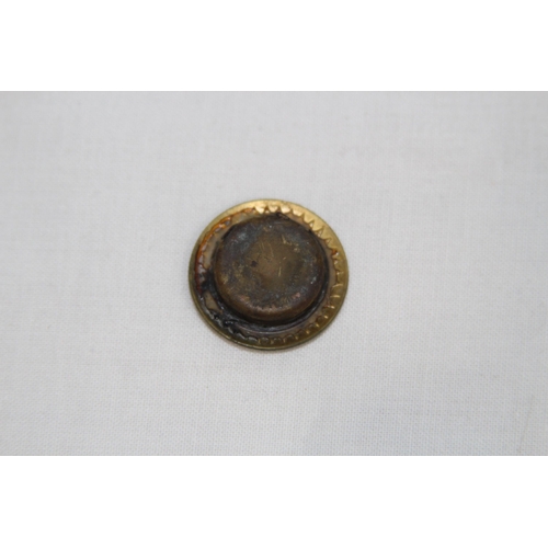 576 - VINTAGE BUTTON OR SHOE COMPASS