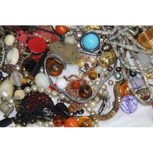 246 - QUANTITY OF JEWELLERY FINDINGS