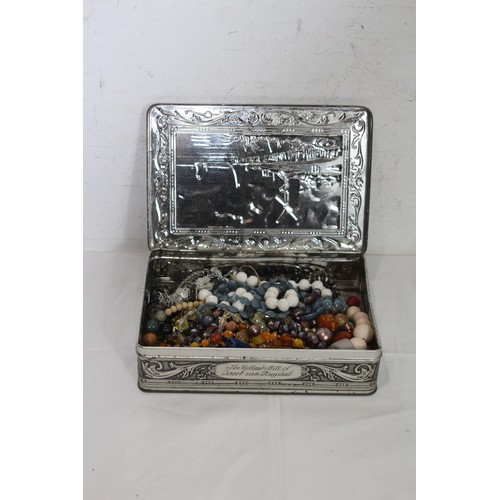 253 - LARGE QUANTITY OF NECKLACES