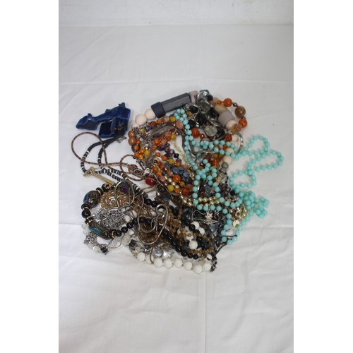 253 - LARGE QUANTITY OF NECKLACES