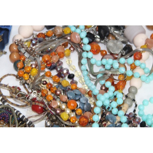 253 - LARGE QUANTITY OF NECKLACES