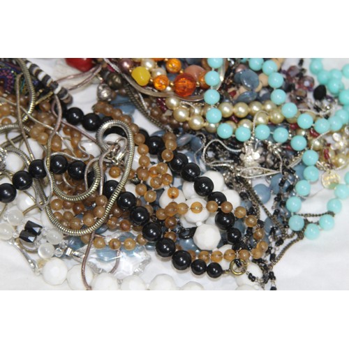253 - LARGE QUANTITY OF NECKLACES