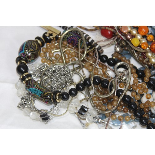 253 - LARGE QUANTITY OF NECKLACES