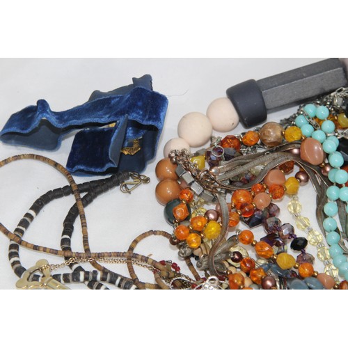 253 - LARGE QUANTITY OF NECKLACES