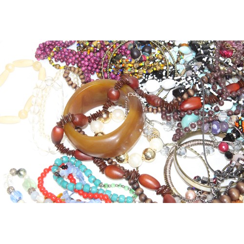 254 - JEWELLERY BOX AND CONTENTS