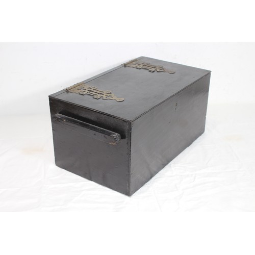 262 - ORIENTAL STYLE BOX
54 X 27 X 23CM