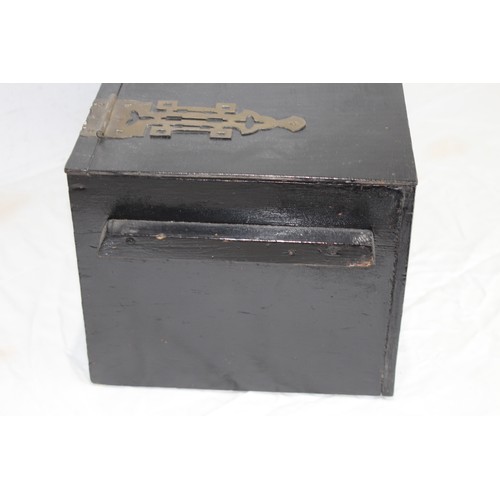 262 - ORIENTAL STYLE BOX
54 X 27 X 23CM