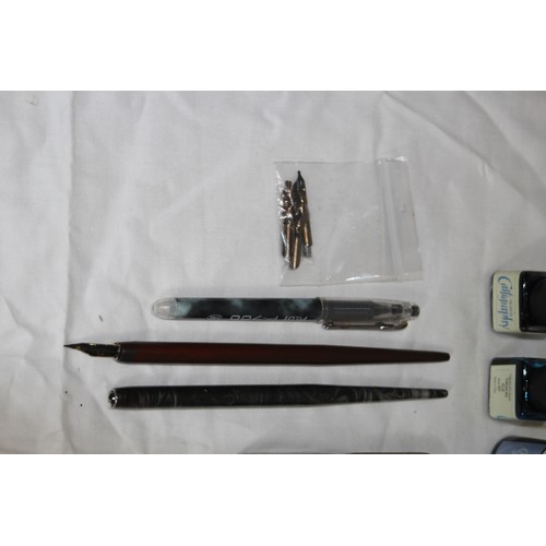 263 - WRITING AND DRAWING SET WITH ACCESSORIES