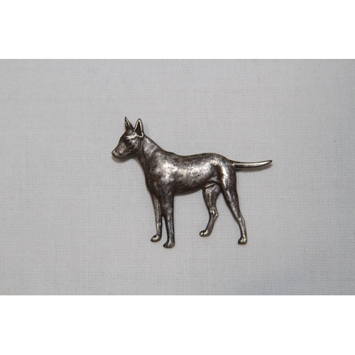 829 - VINTAGE METAL BROOCH IN THE FORM OF AN ALSATIAN