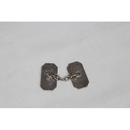 842 - PAIR OF UN-MONOGRAMMED SILVER CUFFLINKS