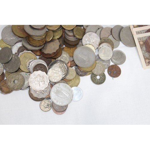 800 - QUANTITY OF FOREIGN COINS AND NOTES