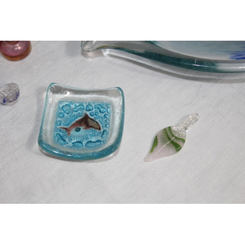 645 - QUANTITY OF ART GLASS