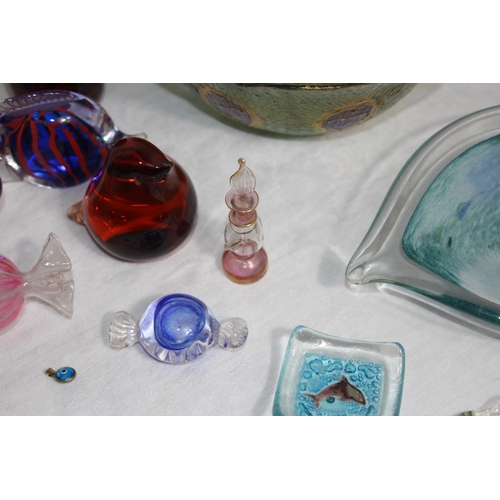 645 - QUANTITY OF ART GLASS