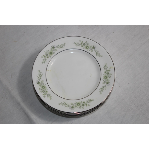 182 - QUANTITY OF WEDGWOOD WESTBURY DINNER SERVICE