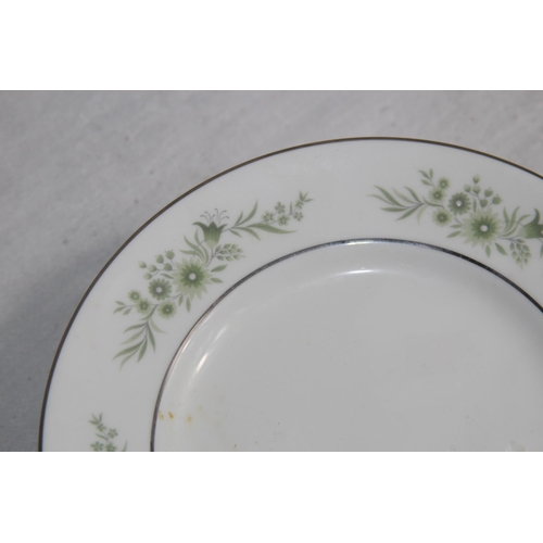 182 - QUANTITY OF WEDGWOOD WESTBURY DINNER SERVICE