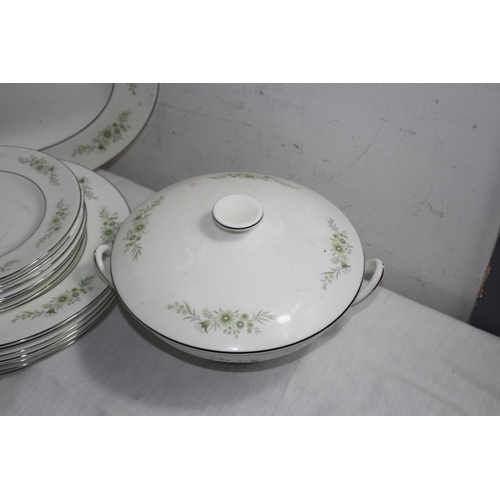 182 - QUANTITY OF WEDGWOOD WESTBURY DINNER SERVICE