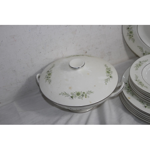 182 - QUANTITY OF WEDGWOOD WESTBURY DINNER SERVICE