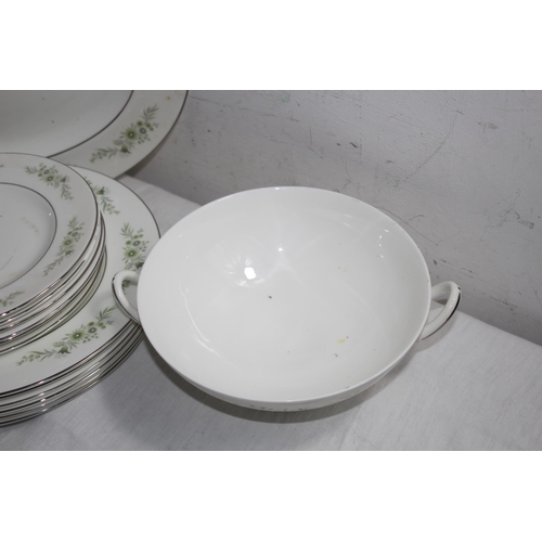 182 - QUANTITY OF WEDGWOOD WESTBURY DINNER SERVICE