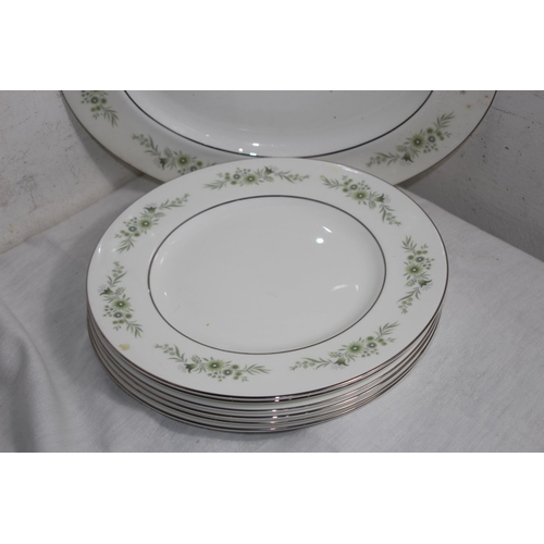182 - QUANTITY OF WEDGWOOD WESTBURY DINNER SERVICE