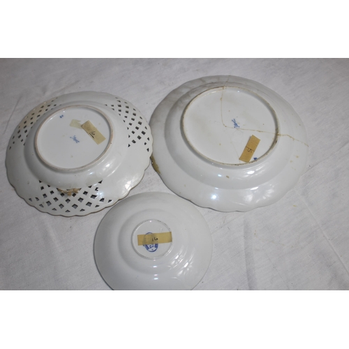 183 - QUANTITY OF VINTAGE BLUE AND WHITE CHINA