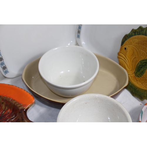 197 - QUANTITY OF VINTAGE SERVING PLATTERS AND BOWLS