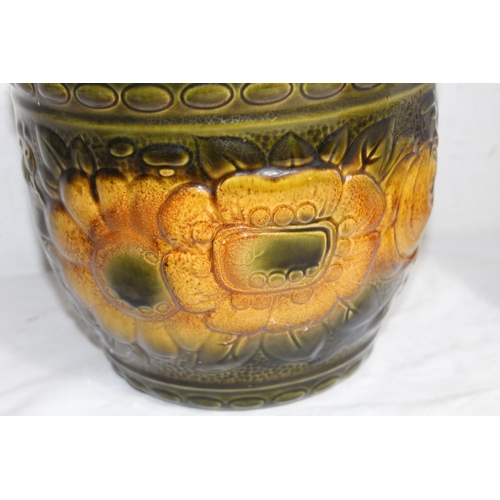 200 - QUANTITY OF WEST GERMAN CHINA AND RUMTOPF 
23 X 19CM