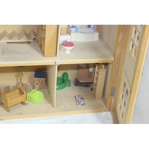 517 - WOODEN DOLLS HOUSE AND FURNITURE
60 X 25 X 69CM