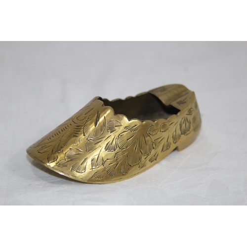 284 - ORIENTAL THEMED VINTAGE MUSICAL LIGHTER BY PRINCE, PAT NO. 2347541-2 AND OTHER SMOKING RELATED ITEMS