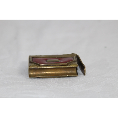 284 - ORIENTAL THEMED VINTAGE MUSICAL LIGHTER BY PRINCE, PAT NO. 2347541-2 AND OTHER SMOKING RELATED ITEMS