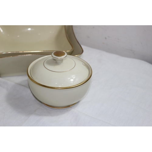 204 - QUANTITY OF CHINA DINNER SERVICE