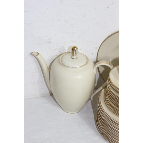 204 - QUANTITY OF CHINA DINNER SERVICE