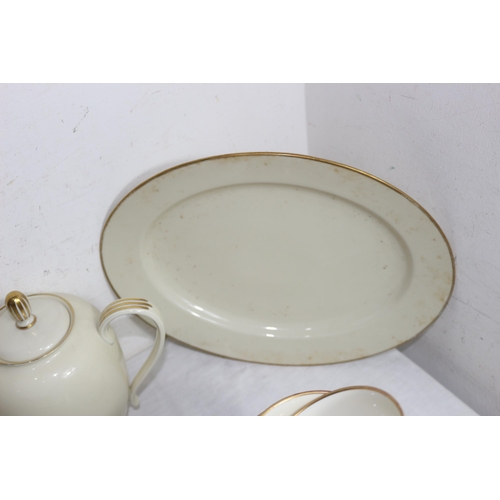 204 - QUANTITY OF CHINA DINNER SERVICE