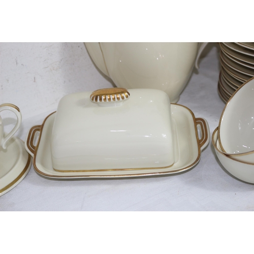 204 - QUANTITY OF CHINA DINNER SERVICE