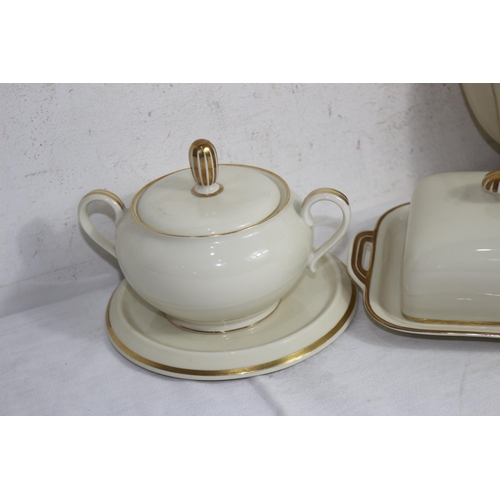 204 - QUANTITY OF CHINA DINNER SERVICE