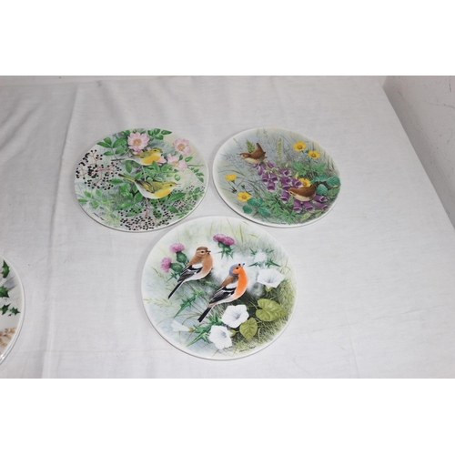 209 - QUANTITY OF COLLECTABLE CHINA INCLUDING LLADRO AND ROYAL DOULTON