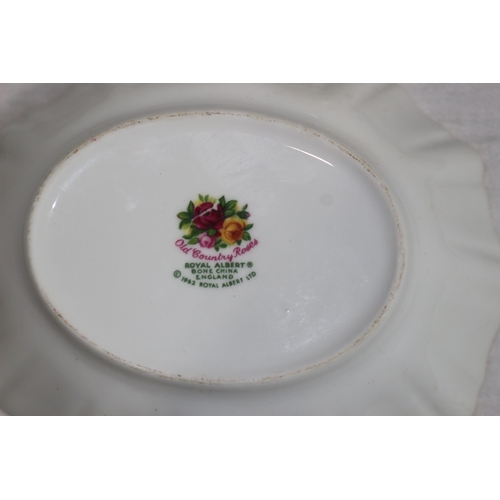 209 - QUANTITY OF COLLECTABLE CHINA INCLUDING LLADRO AND ROYAL DOULTON