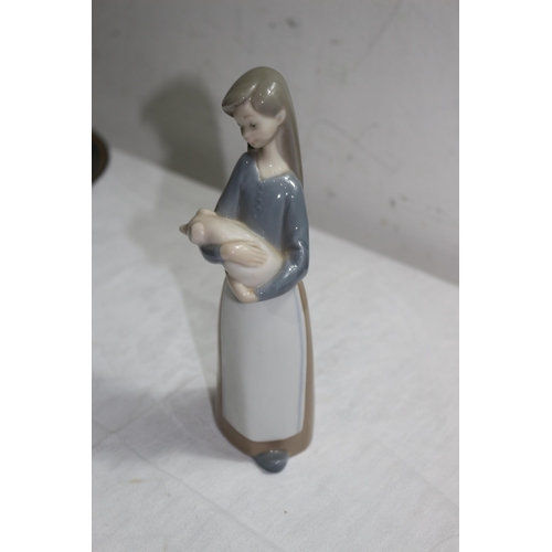 209 - QUANTITY OF COLLECTABLE CHINA INCLUDING LLADRO AND ROYAL DOULTON
