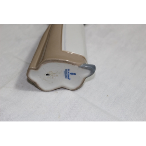 209 - QUANTITY OF COLLECTABLE CHINA INCLUDING LLADRO AND ROYAL DOULTON